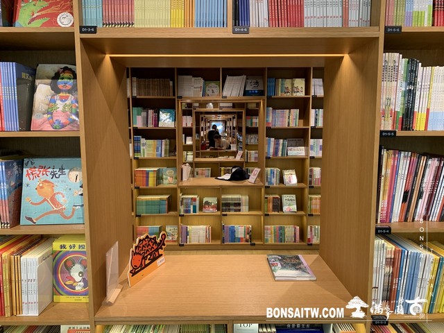 182 [建築與空間]明珠美術館 羅漢松(Podocarpus costalis)